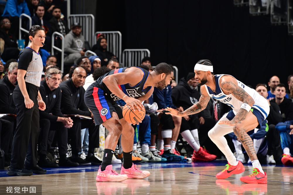 姿态轻松自 姿态轻松自